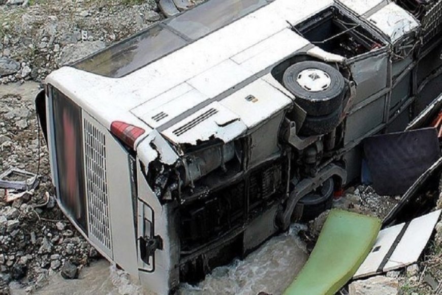 E rëndë në Meksikë, 18 të vdekur dhe mbi 20 të plagosur| Autobusi me emigrantë përplaset në një luginë