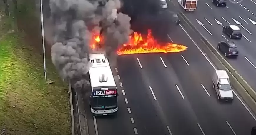 Autobusi shpërthen në flakë, pasagjerët largohen të tmerruar