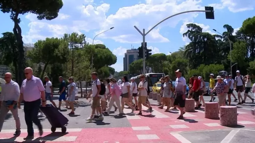 Turistët sollën një rekord prej 1.55 miliardë euro në 6 muajt e parë, shqiptarët lanë jashtë gati 1 mld euro